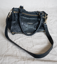 Cargar imagen en el visor de la galería, Givenchy Pandora Negra
